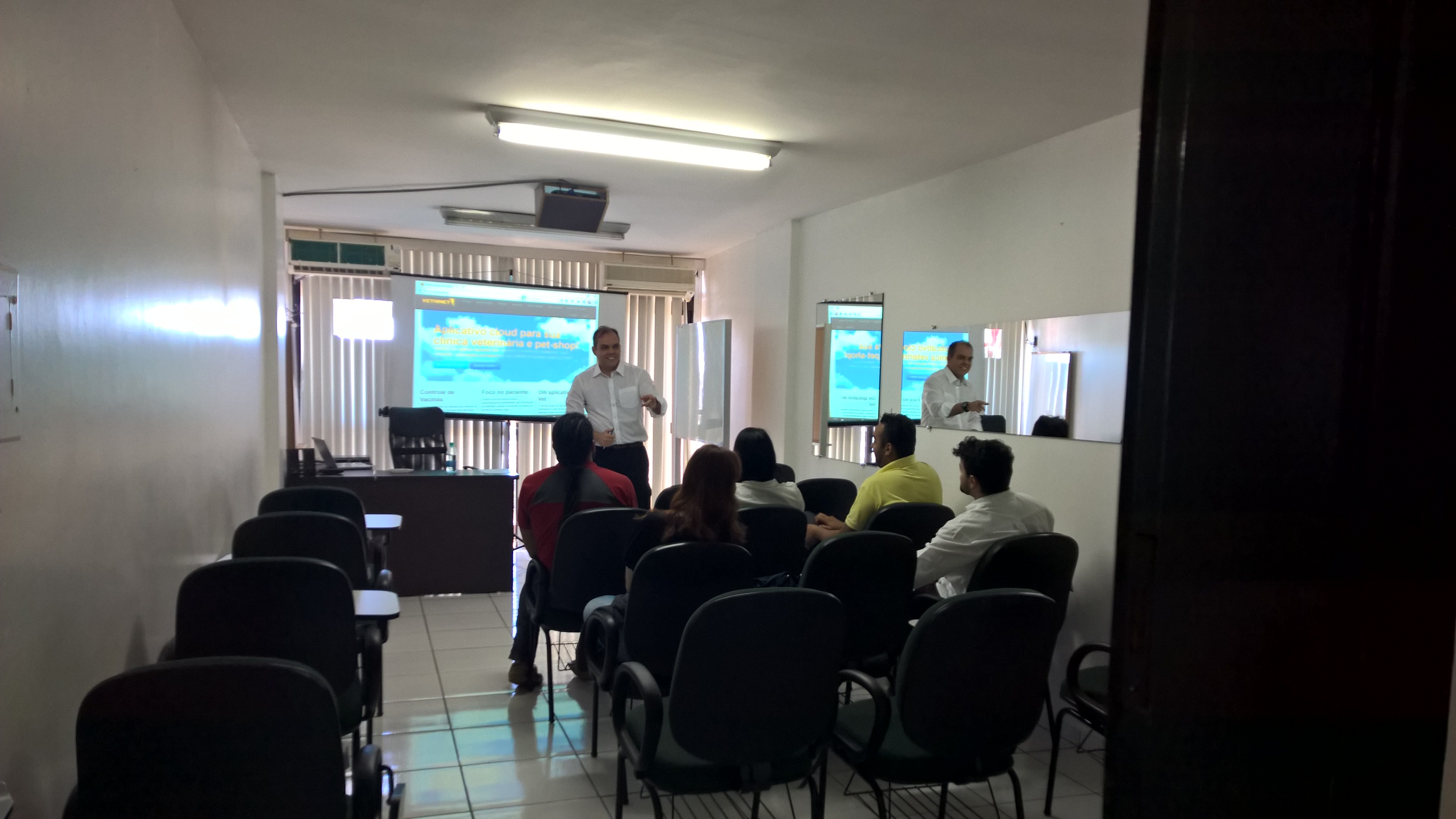 Ivaldo, founder of IVATEC, leading a Vetnnet training session.